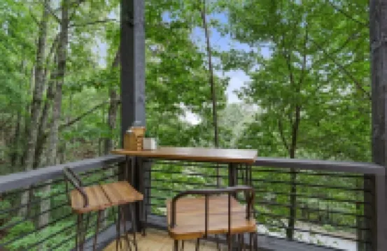 New Luxe Treetop Cabin  Hot tub  Near DT