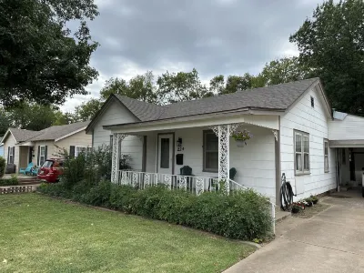 The Walnut House - Right at OSU Greek Row and blocks from Theta Pond Hotel a 