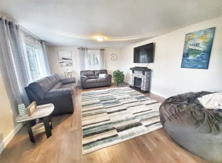 The bungalow @ T. Spex Eyewear is a cozy, convenient stay in Canandaigua! Отели в г. Канандейгуа