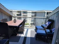 Cozy condo located one block from Carolina Beach and Freeman Park.