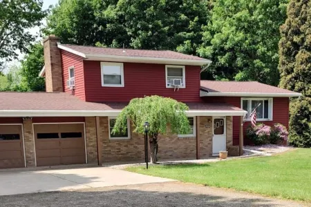 Charming three bedroom home with spacious deck, near Elk Creek Отели рядом с достопримечательностью «Uncle John's Elk Creek Campground»