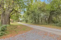 Peaceful Country Setting, Without The Long Drive. 5 Min to Hospital