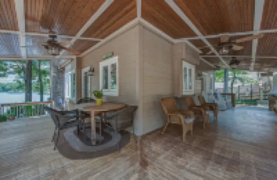 The Regatta-Waterfront Gem with Breathtaking Views & Guest House