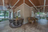 The Regatta-Waterfront Gem with Breathtaking Views & Guest House Hotels in South Point