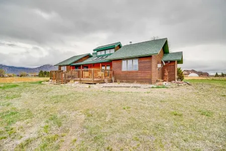 Cody retreat with a view and hot tub
