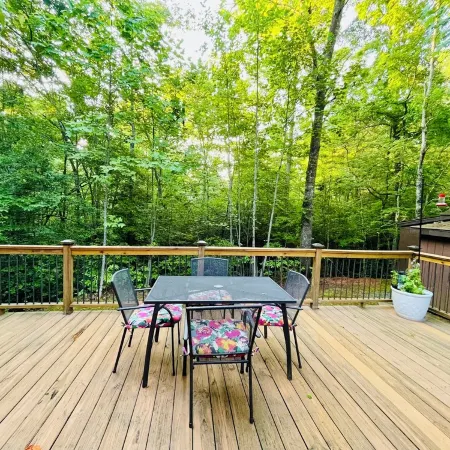 Charming 2-bedroom private cabin with AC, Hot tub in lovely Morganton, Georgia