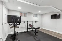 Wade Manor: Game-room, Gym, Office and Fenced in Backyard