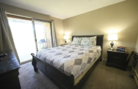 Schuss Village=Cozy Condo, Sleeps 4.  Close to Lakes, Golf, Pools, Boat Parking