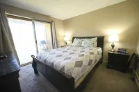 New rental! COZY condo, sleeps 4.  Close to LAKES, golf, pools, boat parking