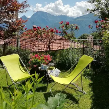 Apartment in an old barn, private garden overlooking the village