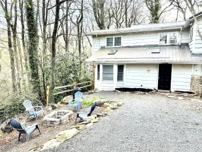 Two miles from Appalachian State University private basement  - 720 sq. feet Rosschryslerjeepdodge Boone Nc.附近的飯店