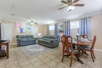 Comfort and Convenience, minutes away from historical French Quarter