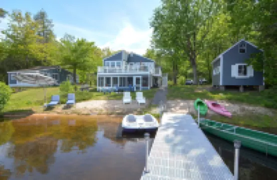 Blue Breeze - Private lakefront w/ Hot Tub Hotels in Middleton