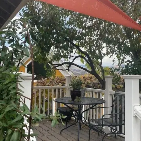 Luxuriously comfortable & peaceful getaway downtown Ashland, with views.