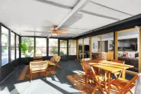 The Palm Royale: Mid century pool home in trendy East Austin sleeps 12!