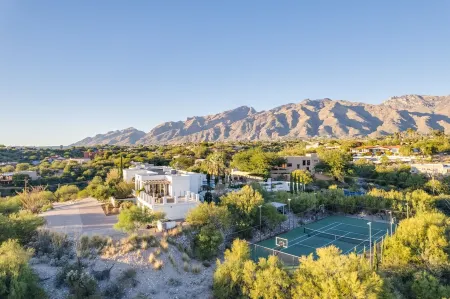Foothills Luxury Casita with Private Pickleball Court