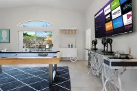 Modern Oasis for Starry Nights and Festive Lights