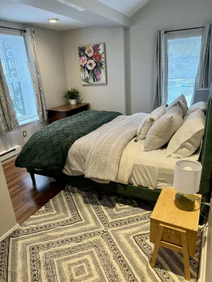 Adorable Midtown Kingston Tavern Style apartment City of Kingston Transfer Station 주변 호텔