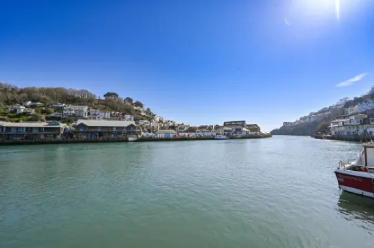 Charming Three Story Townhouse footsteps away from the historic harbour.