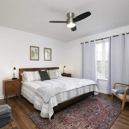 Renovated Townhome with Two King Beds & Sep Bath