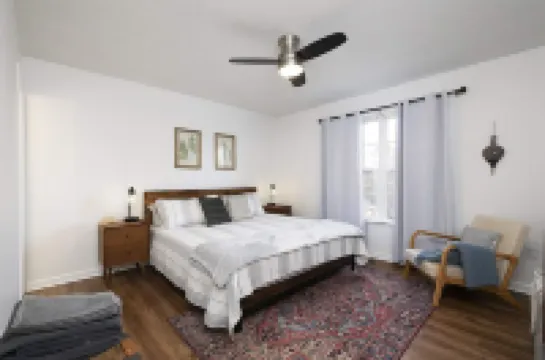Renovated Townhome with Two King Beds & Sep Bath