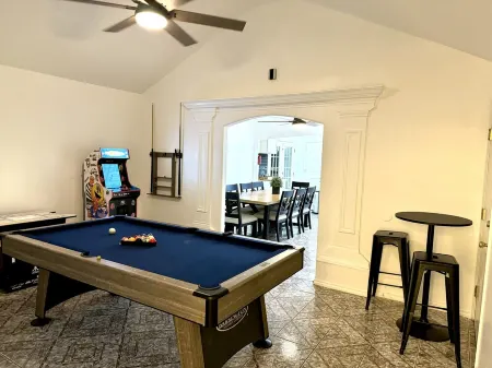 6Bedrooms/7Beds/3Bath/2Large Driveways/Pooltable/Arcade Machines