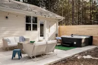 Hot Tub + Fire Place + King Bed - Close to Water and Town