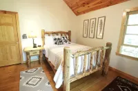 Rushing River Lodge: Mountain Cabin with River View & Hot Tub Hotels in Gilmer County