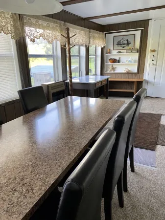 Trout Cove Cabin - Fish, Hike & Relax all in one setting just North of Decorah