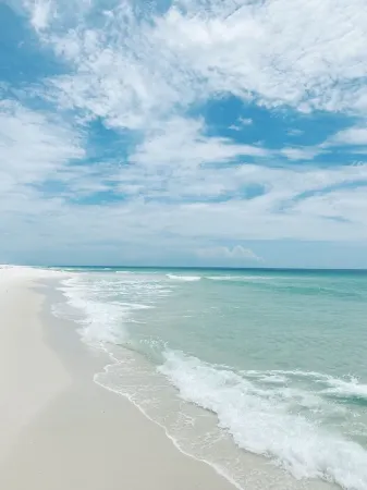 Stylish Beach Home! Hot Tub, Outdoor Living, Game Room, Fire Pit!!