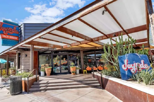 New Home in Down Town Gilbert-Heated Pool, Fire Pits, BBQ