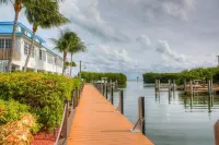 Ocean Front, Renovated. Marina, New Pool/Hot Tub and Private Beach. Top Floor!