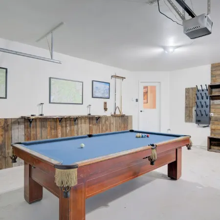 Private Hot Tub! Pool Table, Mountain Views, Ski Shuttle Close by!