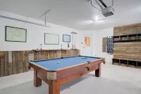 Private Hot Tub! Pool Table, Mountain Views, Ski Shuttle Close by!