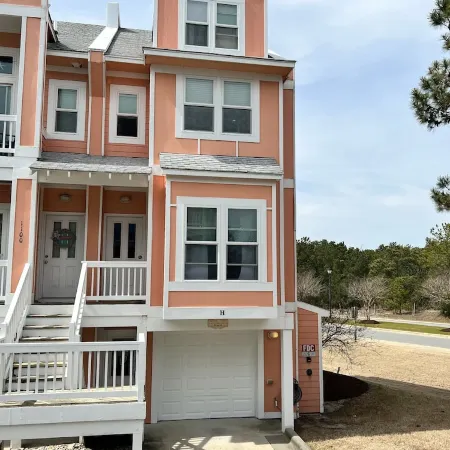 Sandy Paws Townhouse, Private Mini Water Park, Dog Friendly!