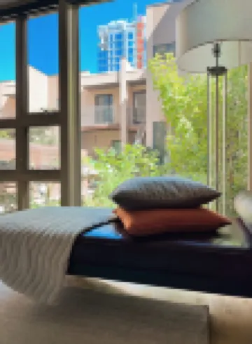 Chic Apt w/parking - Walk to Capitol, Convention Center, museums & shops!