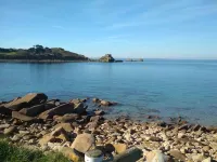 La Falaise, Pointe de Primel, Appart à 30m de la Plage Avec Deux Pièces de Vie!