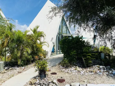 Pyramid Getaway in Southwest Florida Отели рядом с достопримечательностью «Галф Кост Таун Сентер»