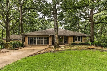 Cedar Creek Lake House - Two Docks, Boat Slips, Swimming, Fishing, Games & More