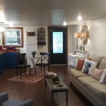 Elegant private suite located downtown historical Chickamauga, Ga