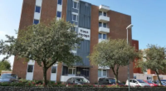 Sea view, freshly renovated, sun balcony, right by the sea and close to town, WiFi