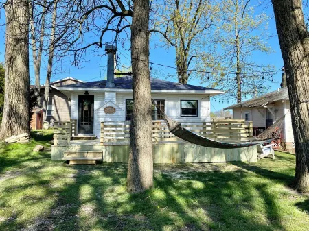 Ptoobies Place- waterfront cottage with boat dock & NEW deck!