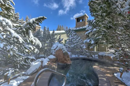 Modern, MTN Retreat w/ Fireplace, Pool, Hot Tub, Steps to Snowmass Base Village Отели рядом с достопримечательностью «Аспен Сноумасс Ски Резорт»