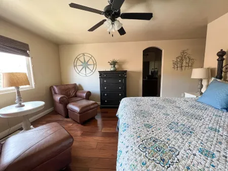 Super cute, family friendly, pool, rec room, near Zion, Bryce, & Shakespeare