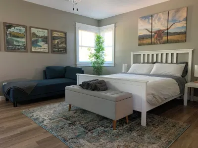 The Hyde Park Hideaway -- Centrally-Located, Cozy Guesthouse -- Explore ATX! Hotels in Central Austin
