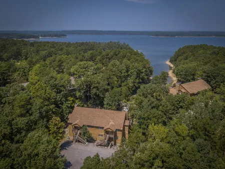 Unforgetable Large 2BR, 2Bath, lake access condo on Lake Ouachita with lake view