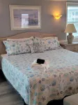 Oak Island 2nd Row Large Beach Home with Private Gated Pool! 5 Bedrooms, 3 decks - 2성급