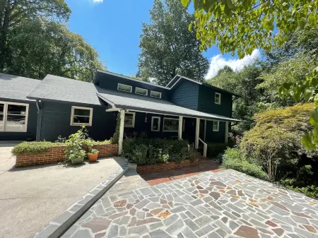 Private Apartment on Beautiful Grounds, Walking Distance to Landrum SC Отели в г. Ландрам