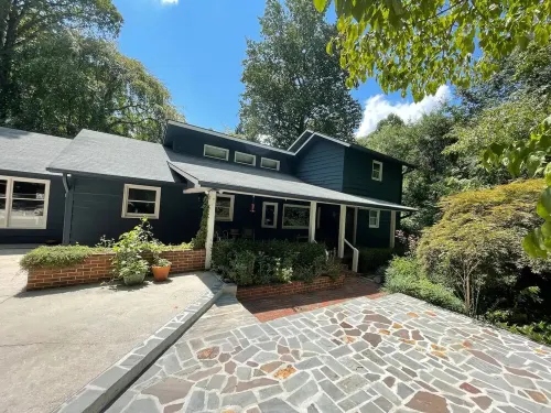 Private Apartment on Beautiful Grounds, Walking Distance to Landrum SC 랜드럼 호텔