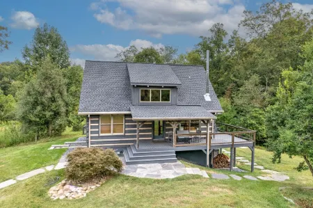 Bear Creek Cabin- 8 mi to Tiec, Hot Tub, Sleeps 7 - Pet Friendly